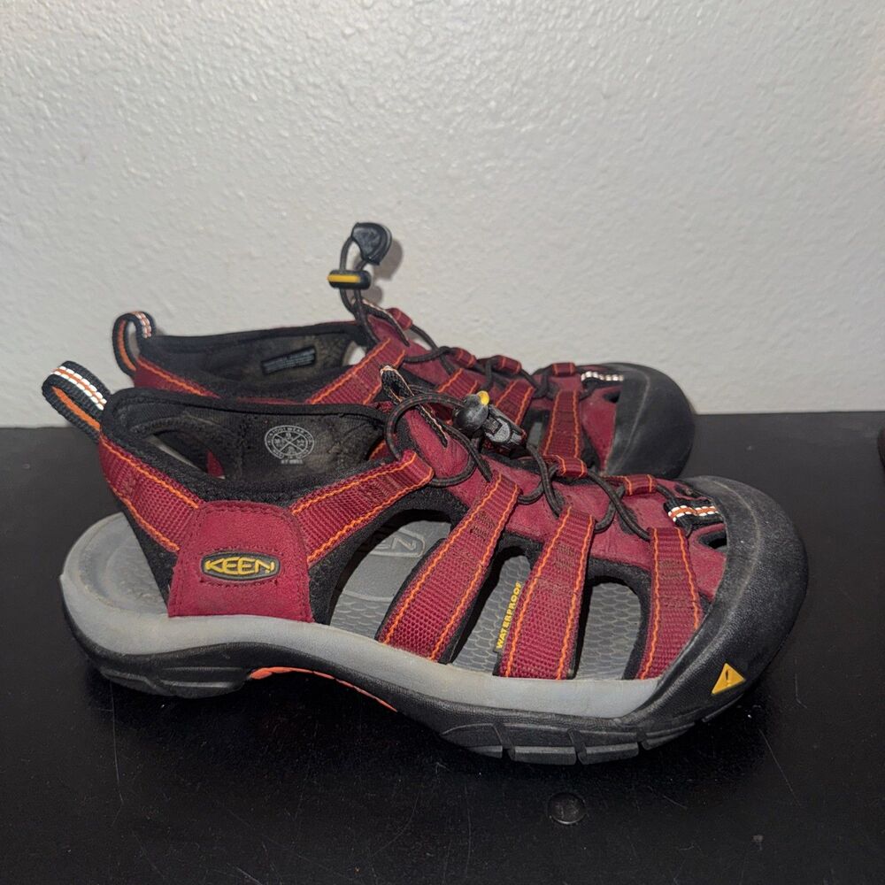 KEEN Women's Newport H2 size 8 Red Hiking Kayaking Outdoor Sport Sandals